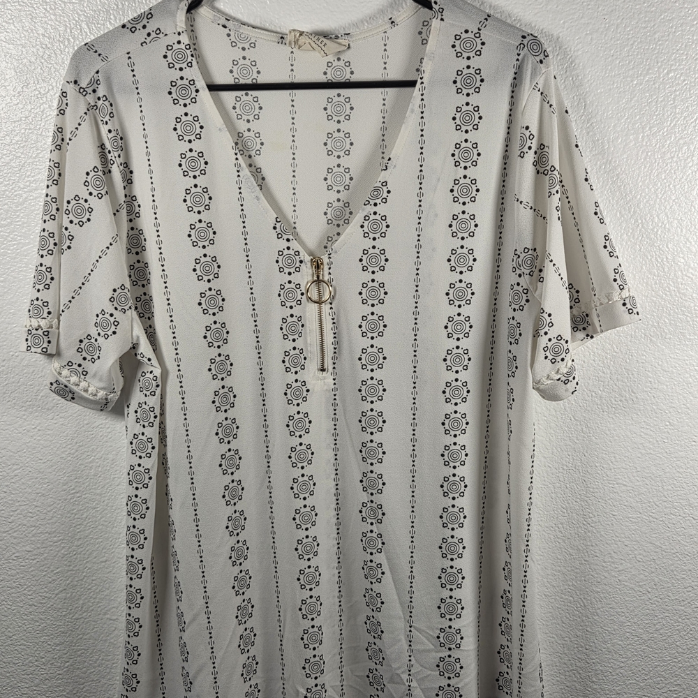 Flower And Feather Brand Elegant Cream Women's Top With Zipper Detail Size 1xl